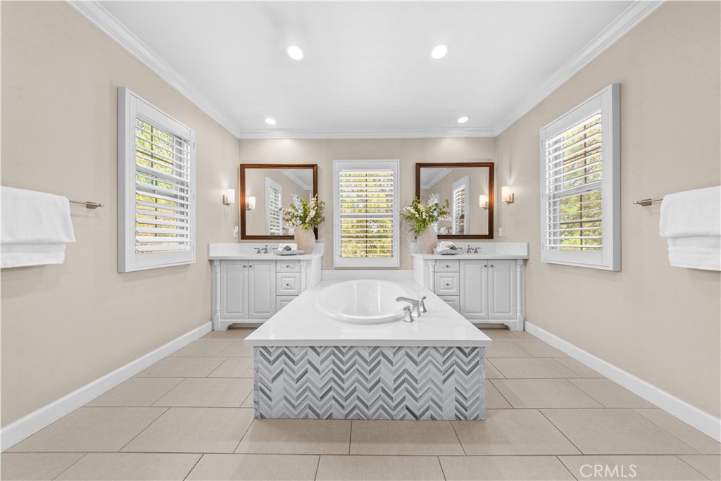 63 Rossmore Property Photo 38