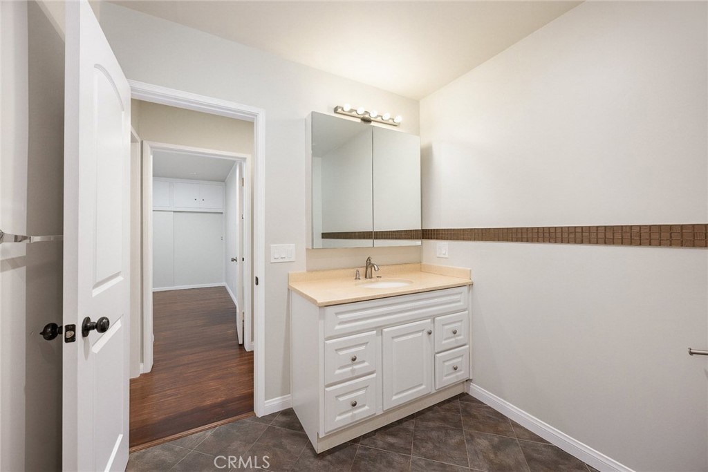721 723 W Hellman Property Photo 27