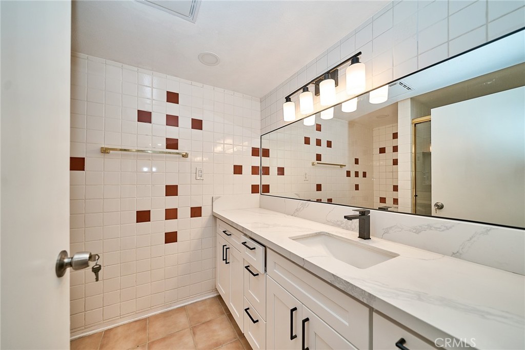 605 Redondo Avenue 203 Property Photo 23