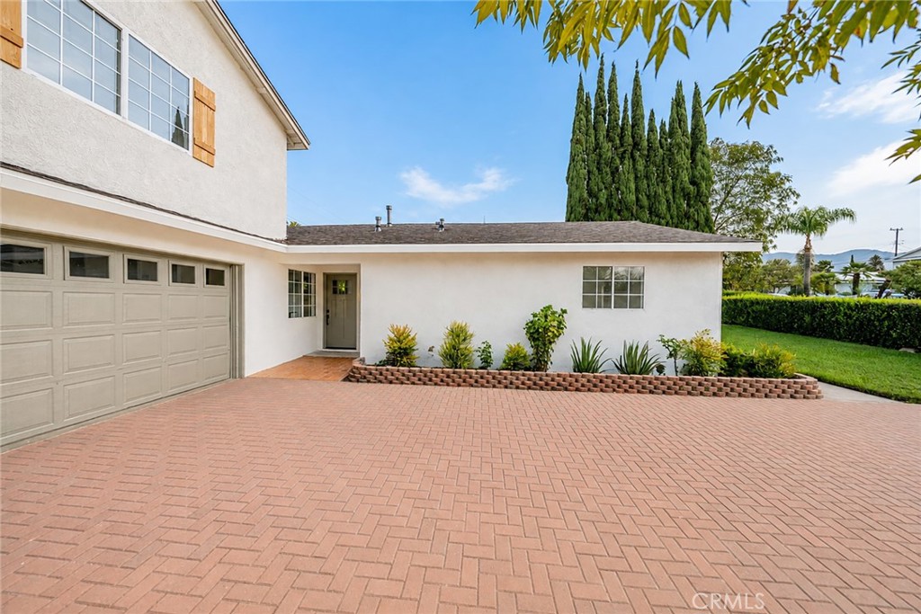 6270 Kinlock Property Photo 3