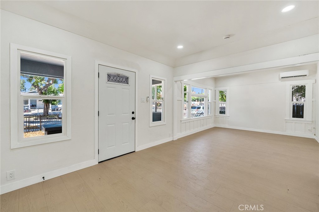 1020 W 70th Street Property Photo 3
