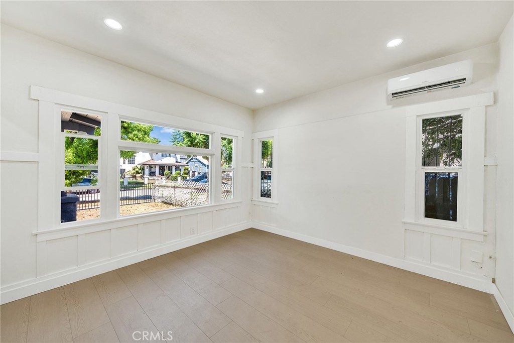 1020 W 70th Street Property Photo 5