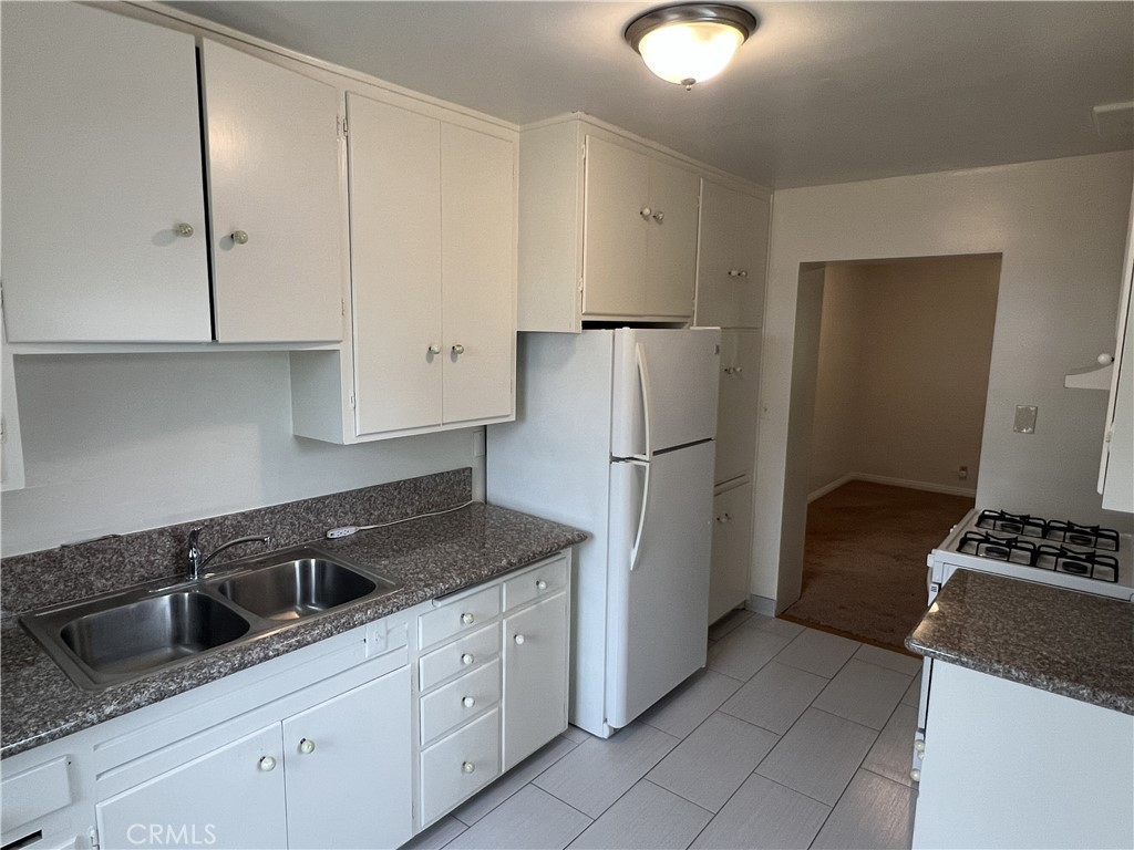 500 N Los Robles Avenue 6 Property Photo 6