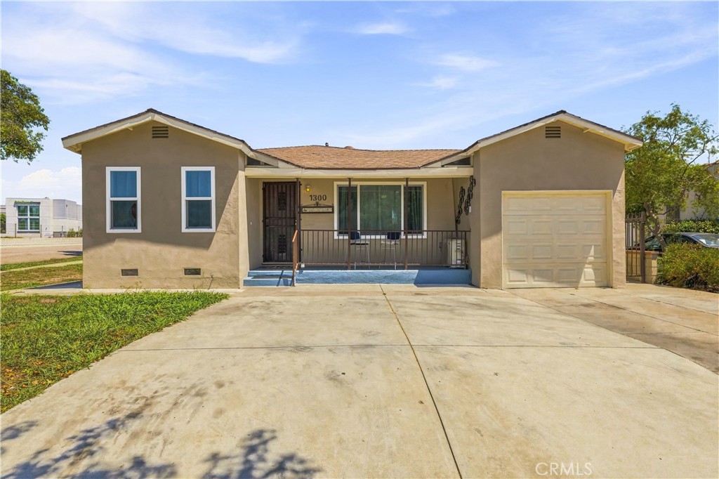 1300 S Primrose Property Photo 1