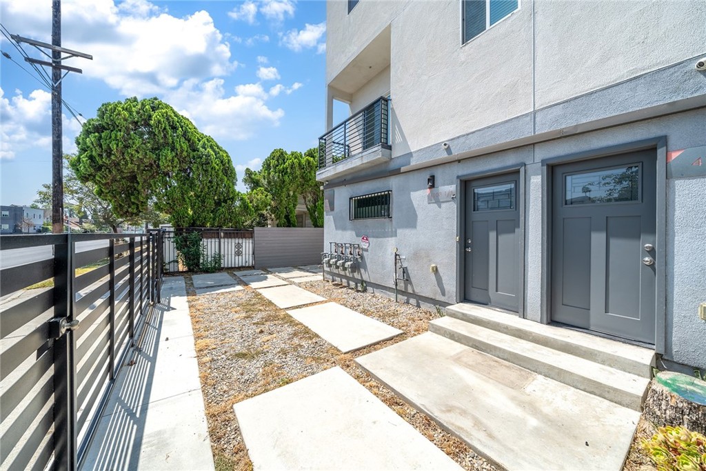 4103 S Normandie Avenue Property Photo 3