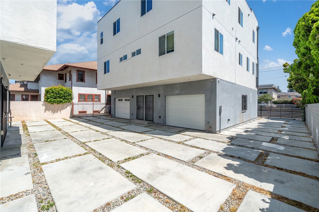 4103 S Normandie Avenue Property Photo 4