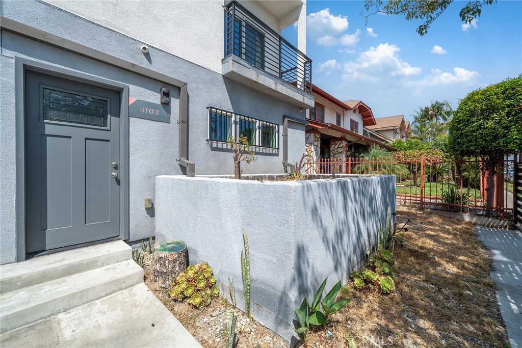 4103 S Normandie Avenue Property Photo 6