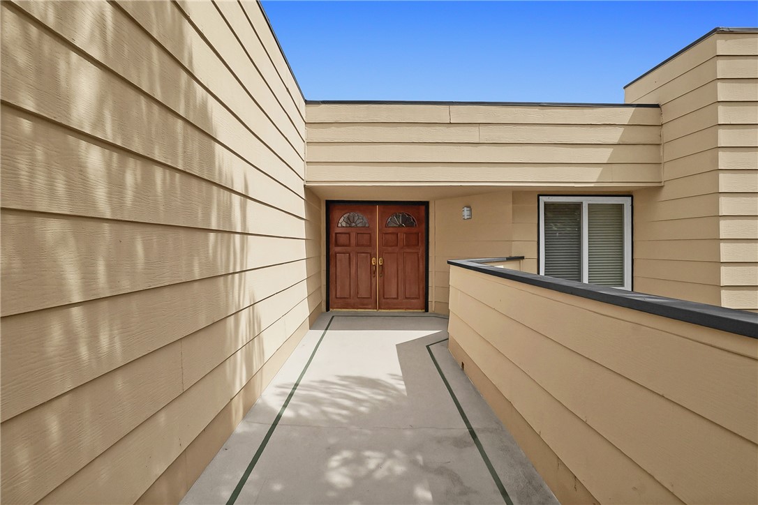 1020 De La Fuente Street Property Photo 3