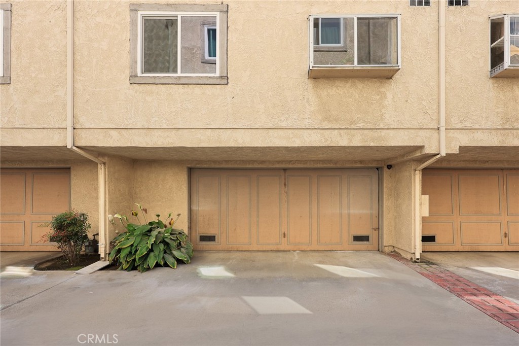 216 S Marengo G Property Photo 28
