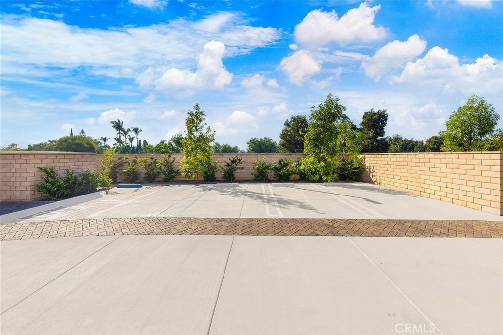 638 W Grand Avenue Property Photo 3