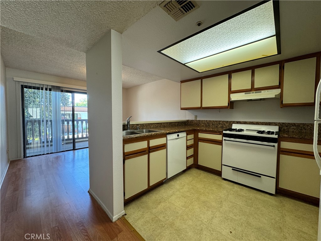 987 E Del Mar Boulevard 12 Property Photo 3