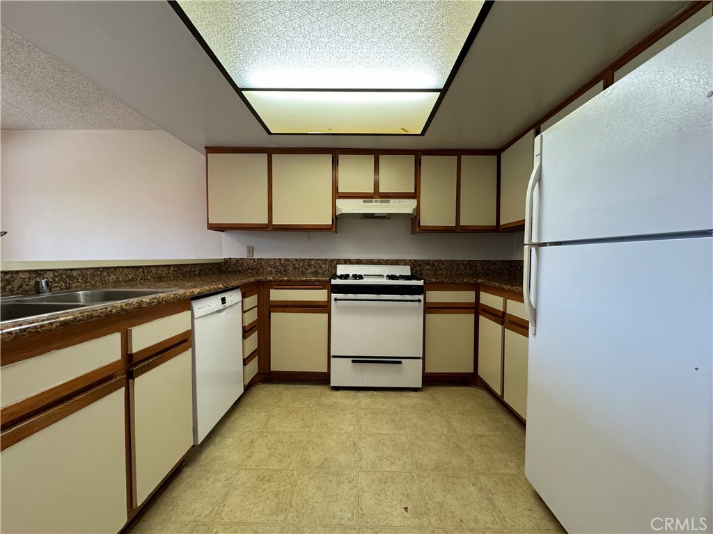 987 E Del Mar Boulevard 12 Property Photo 4