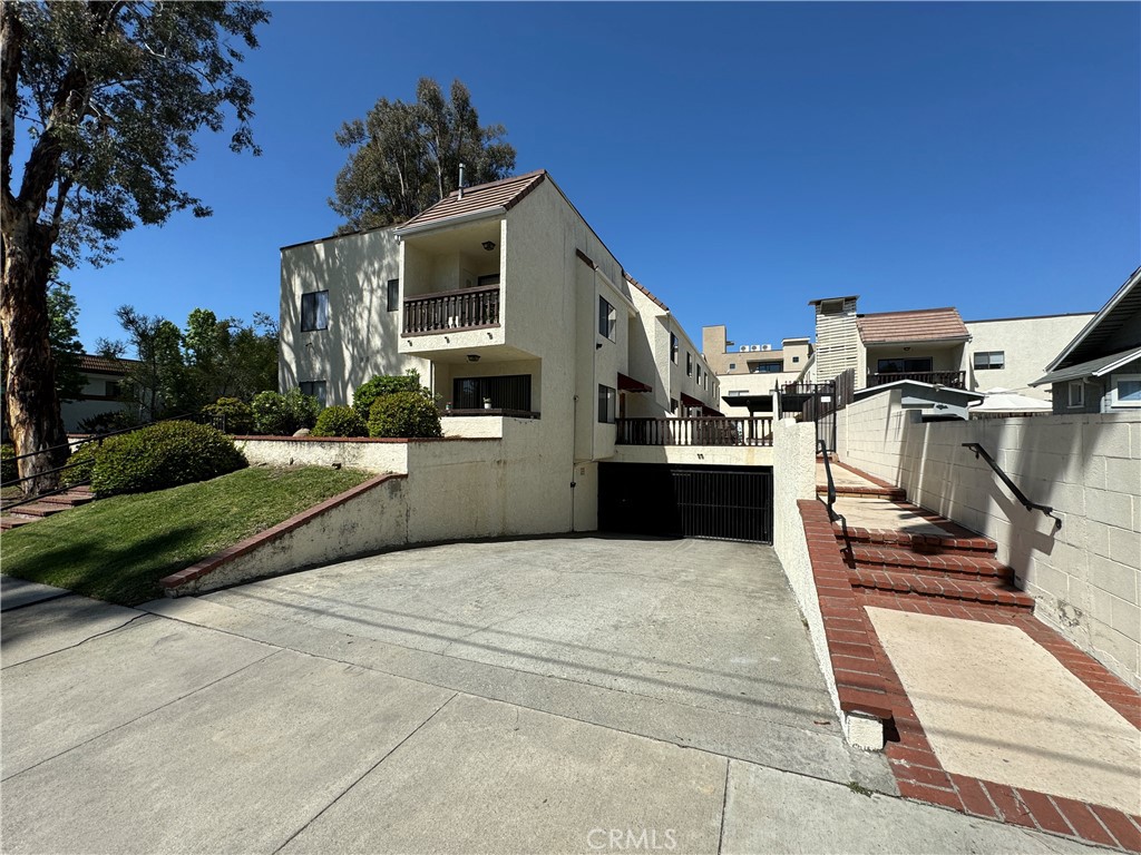987 E Del Mar Boulevard 12 Property Photo 14