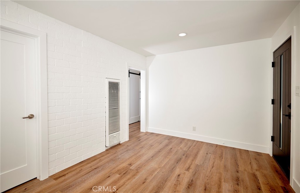 728 Euclid C Property Photo 4