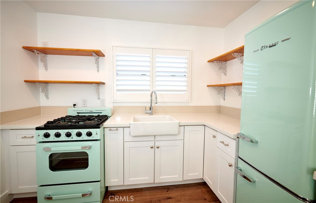 728 Euclid C Property Photo 8