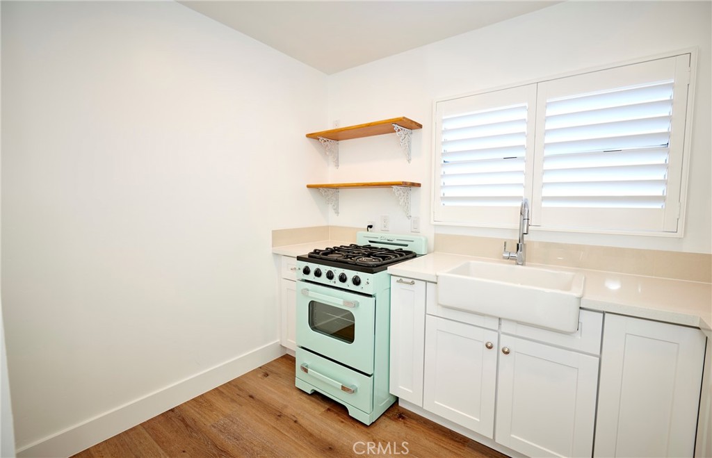 728 Euclid C Property Photo 9