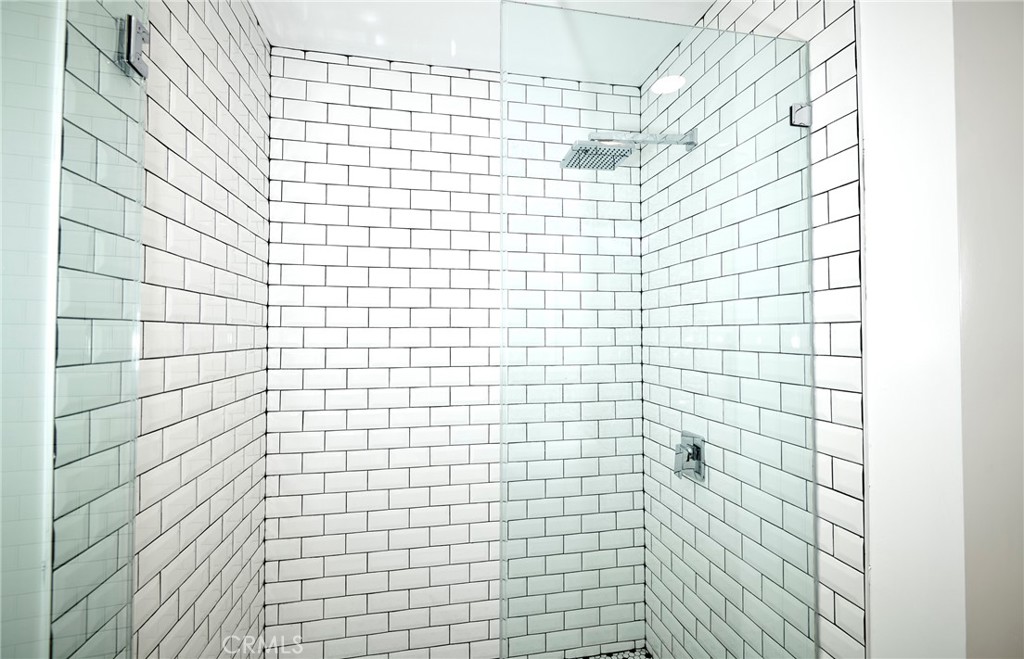 728 Euclid C Property Photo 14