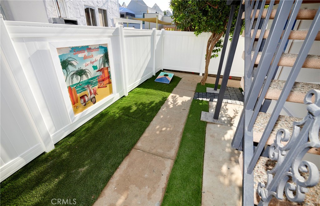 728 Euclid C Property Photo 19