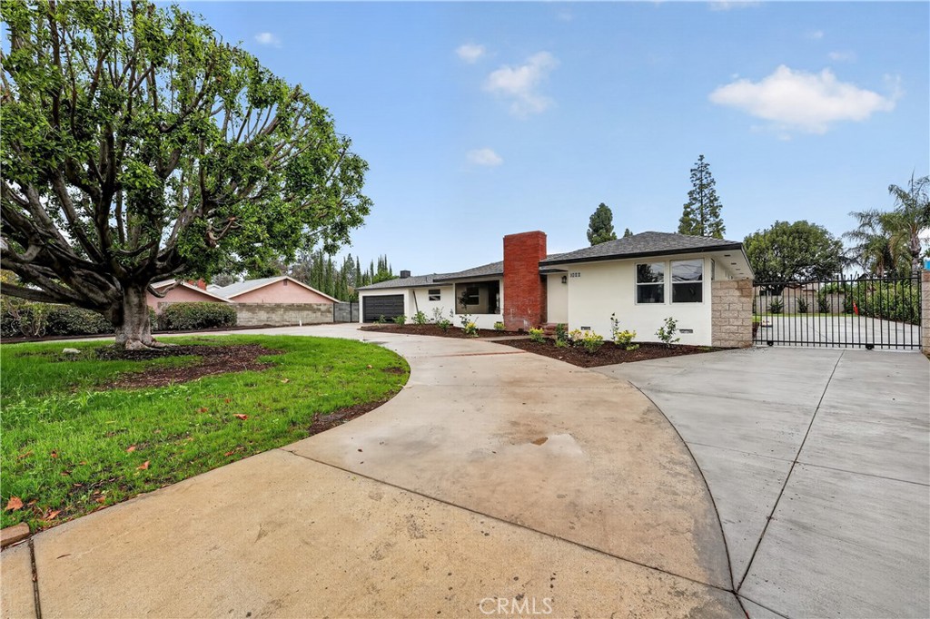 1022 W Francis Property Photo 4