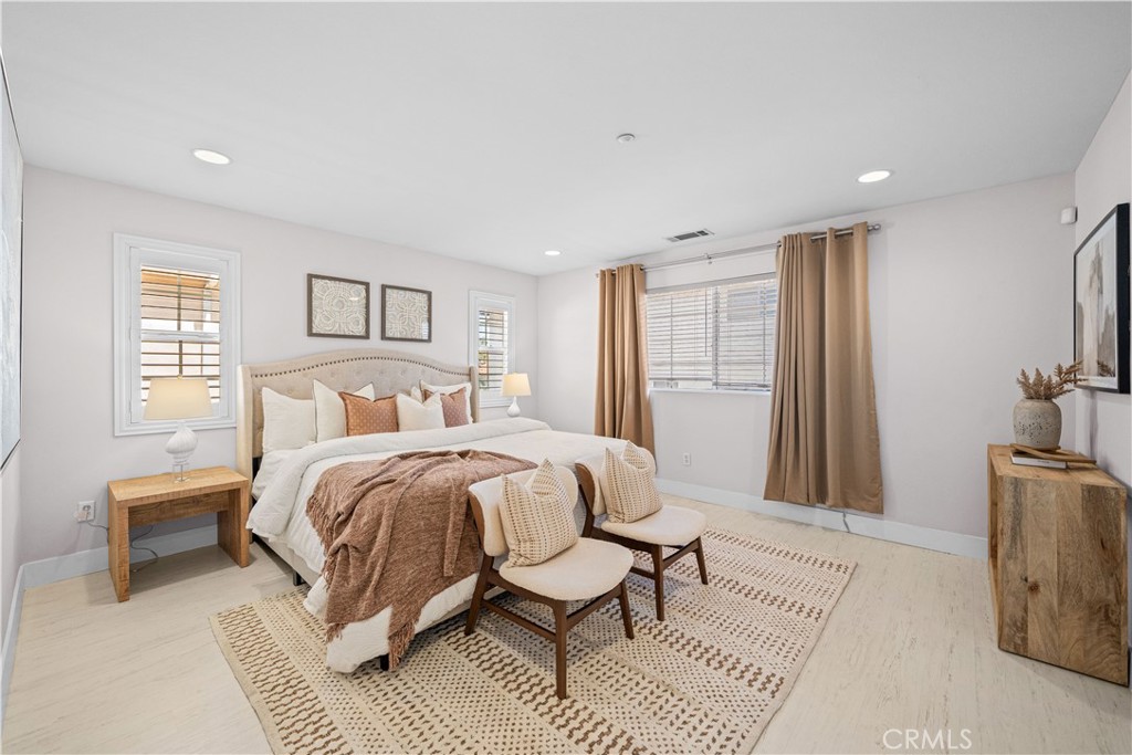 528 E Newmark Property Photo 12