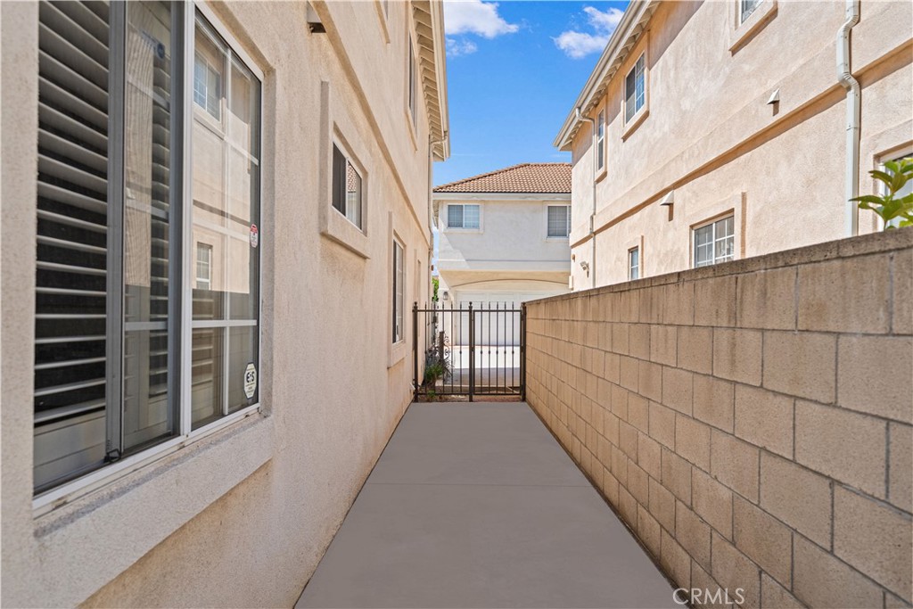 528 E Newmark Property Photo 37