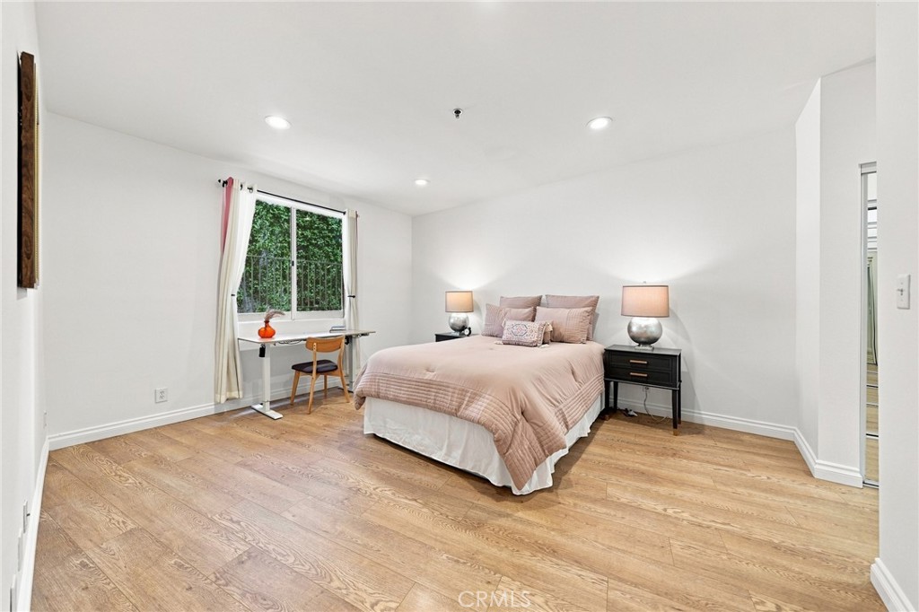 2222 N Beachwood Drive 105 Property Photo 13