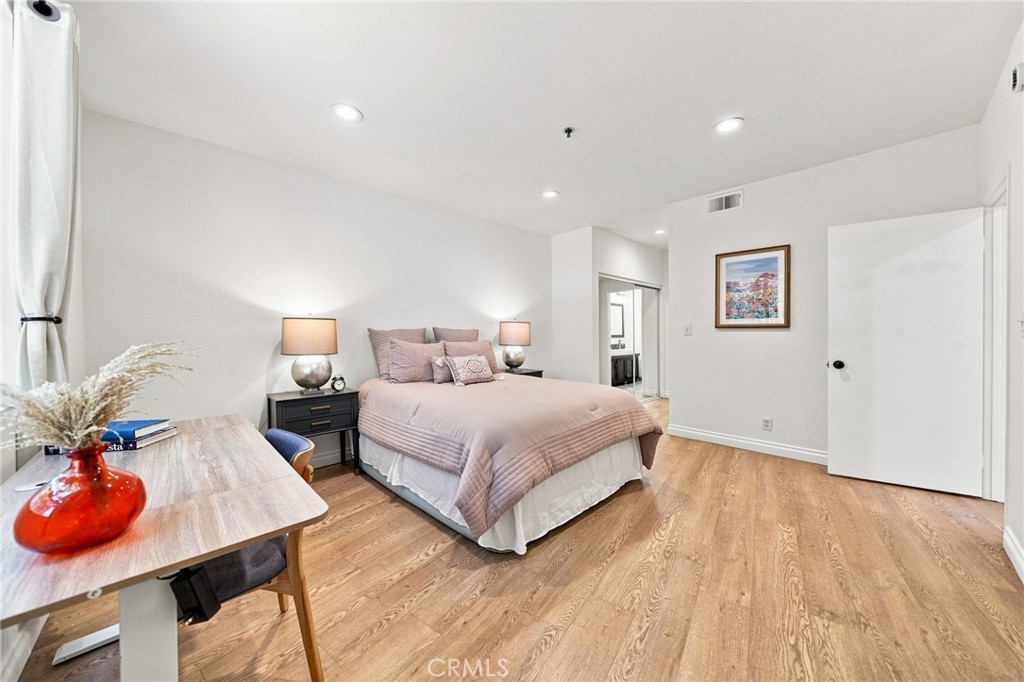 2222 N Beachwood Drive 105 Property Photo 14