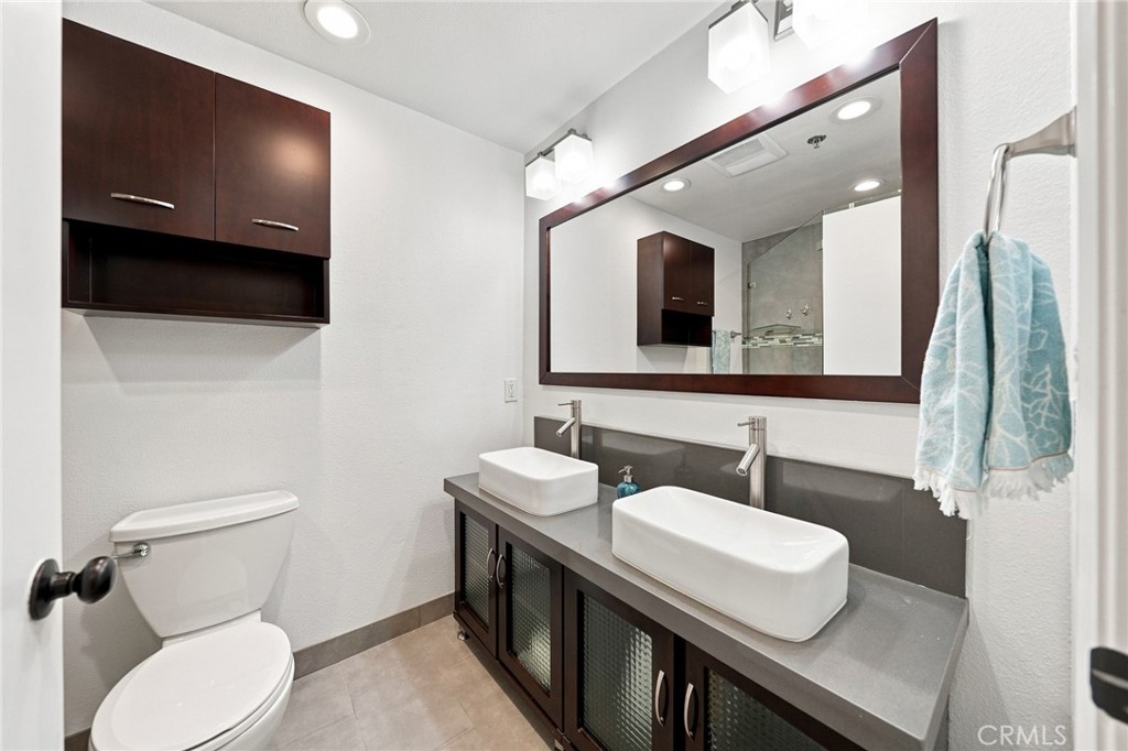 2222 N Beachwood Drive 105 Property Photo 16