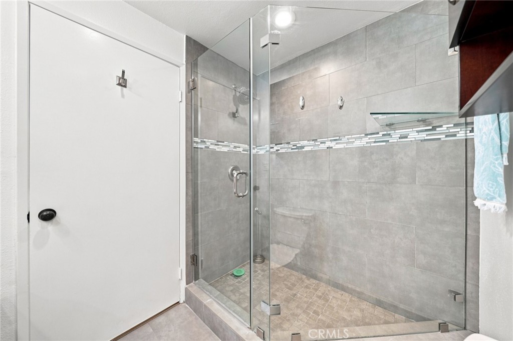 2222 N Beachwood Drive 105 Property Photo 17