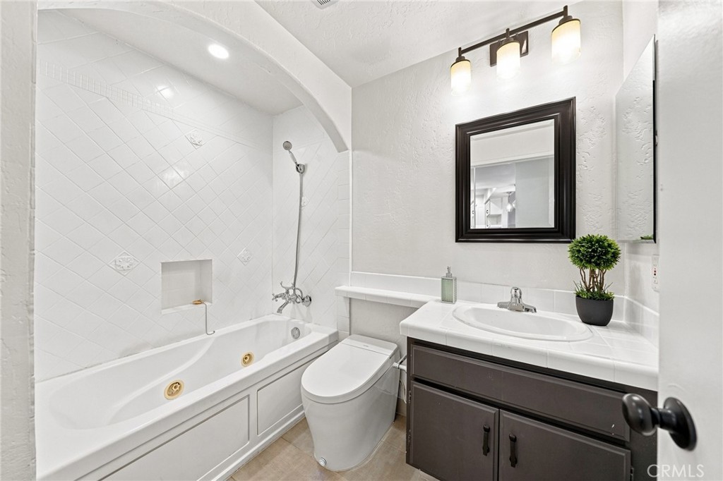 2222 N Beachwood Drive 105 Property Photo 22