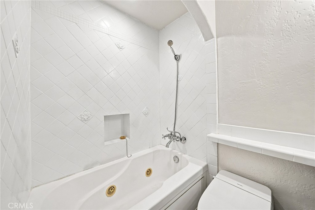 2222 N Beachwood Drive 105 Property Photo 23