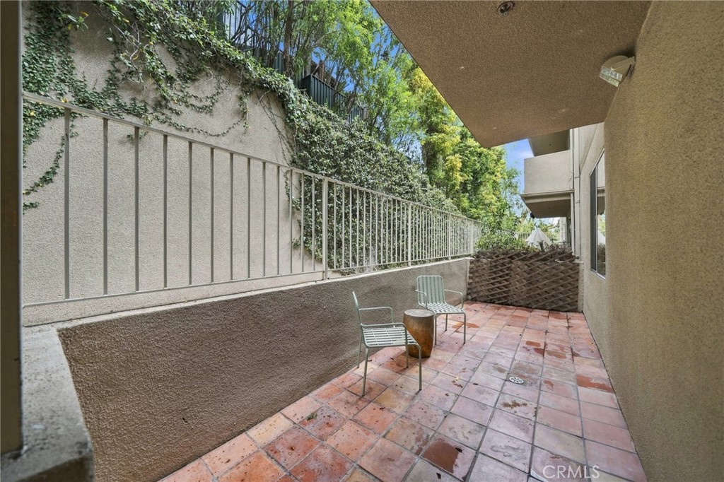 2222 N Beachwood Drive 105 Property Photo 25