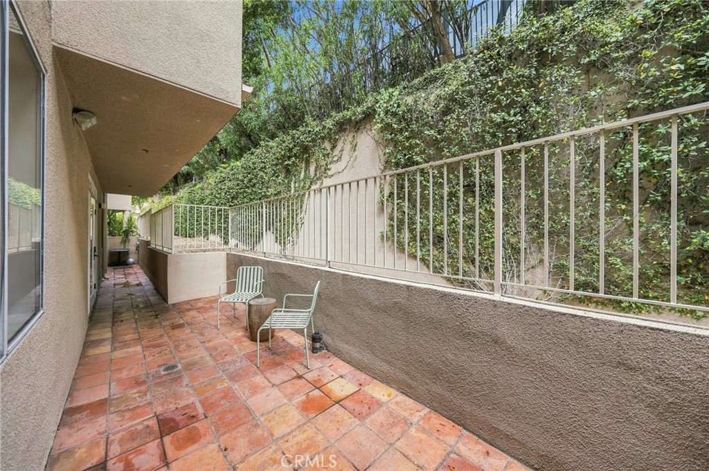 2222 N Beachwood Drive 105 Property Photo 26
