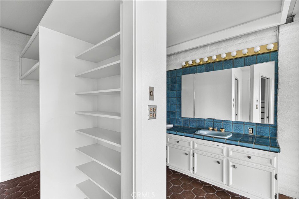 10497 Crystal Property Photo 52