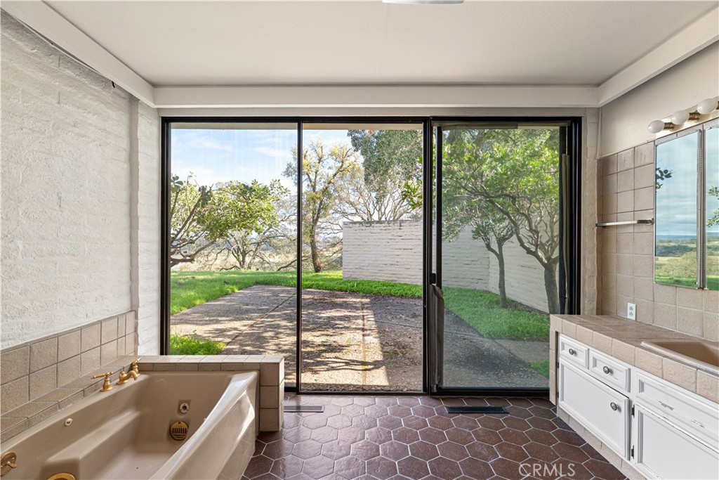 10497 Crystal Property Photo 63