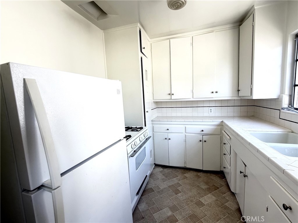 16 W Grand Avenue C Property Photo 5