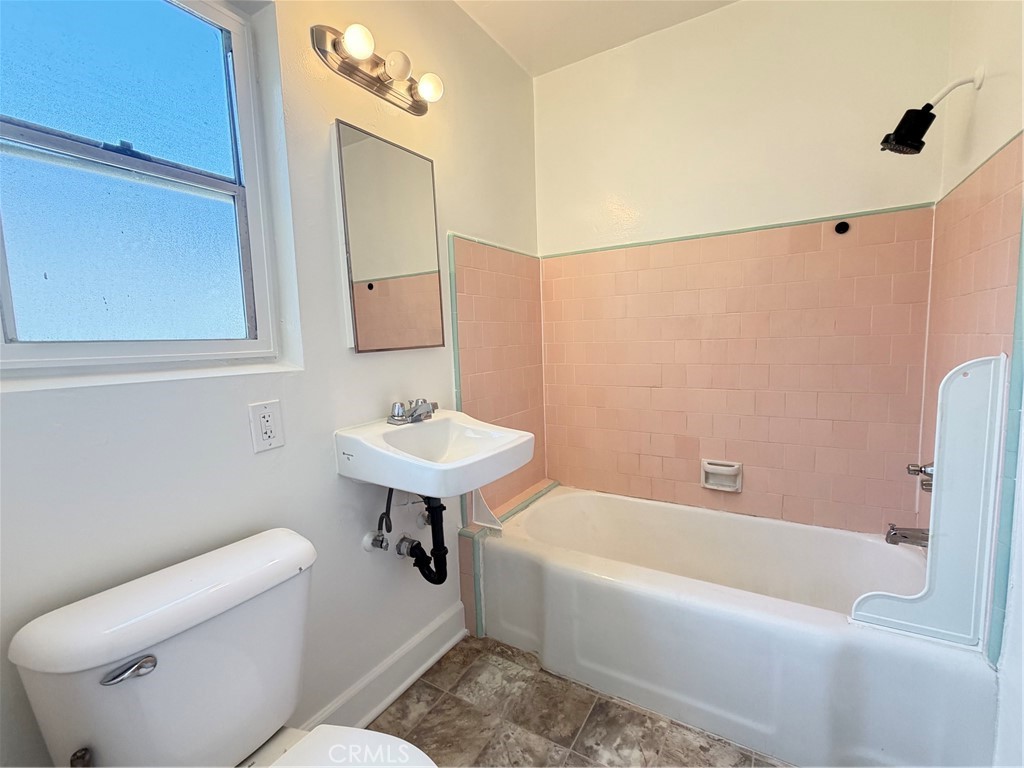 16 W Grand Avenue C Property Photo 8