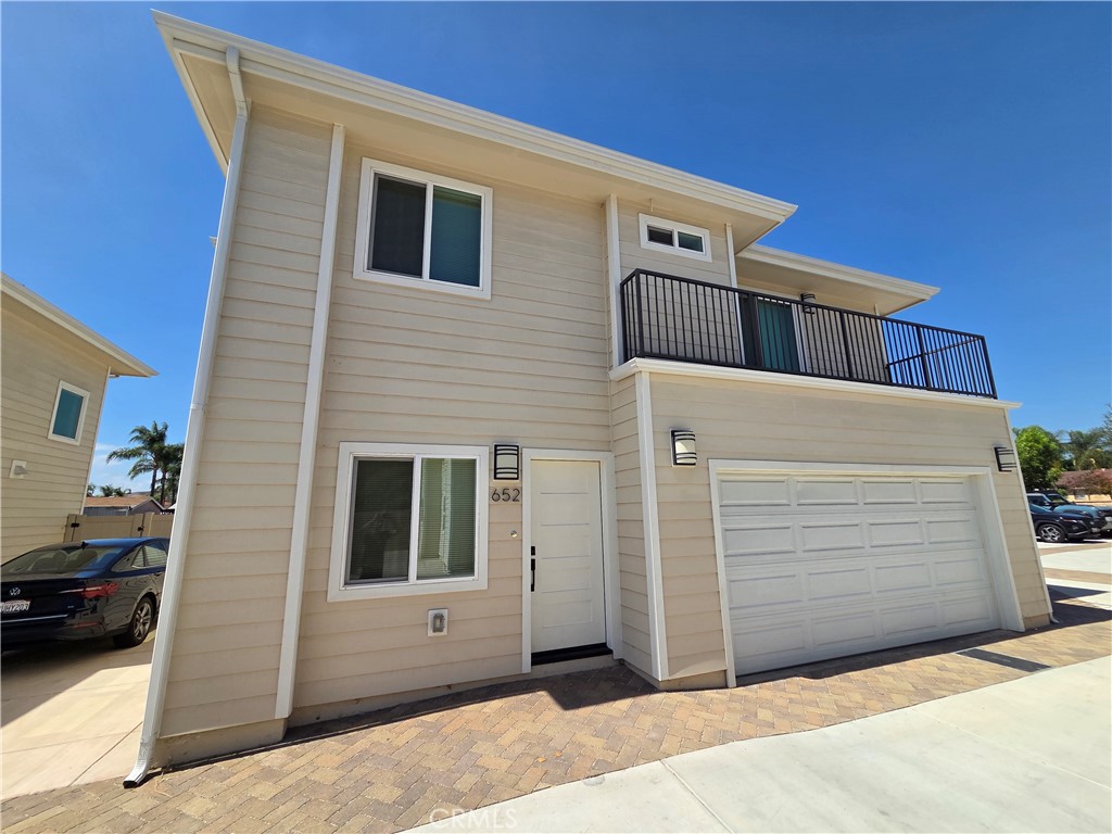 652 W Grand Avenue Property Photo 2
