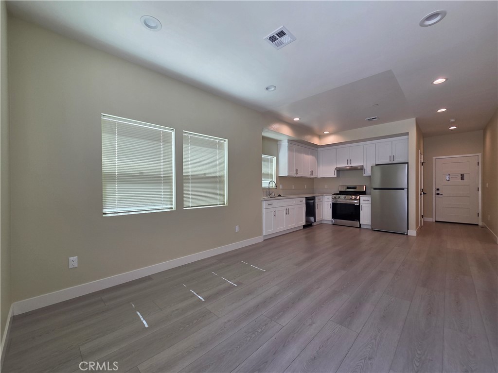 652 W Grand Avenue Property Photo 3