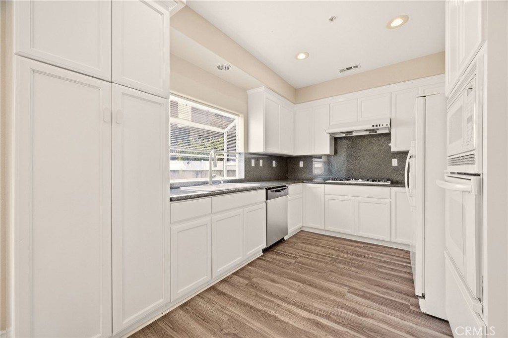 1115 Fairview B Property Photo 4