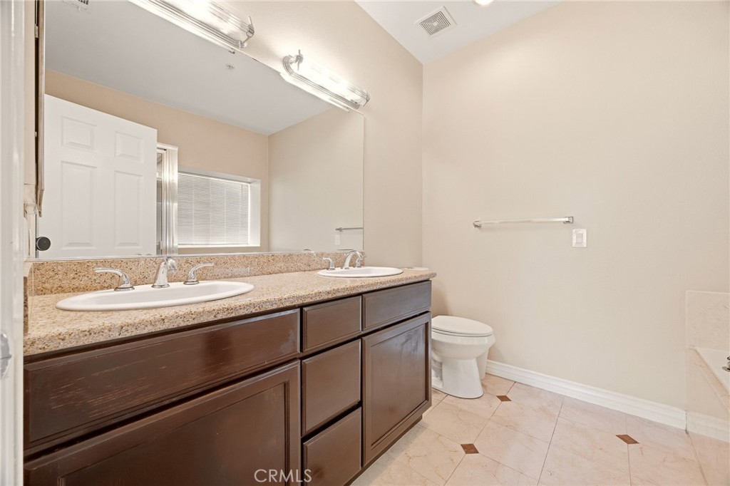 1115 Fairview B Property Photo 18
