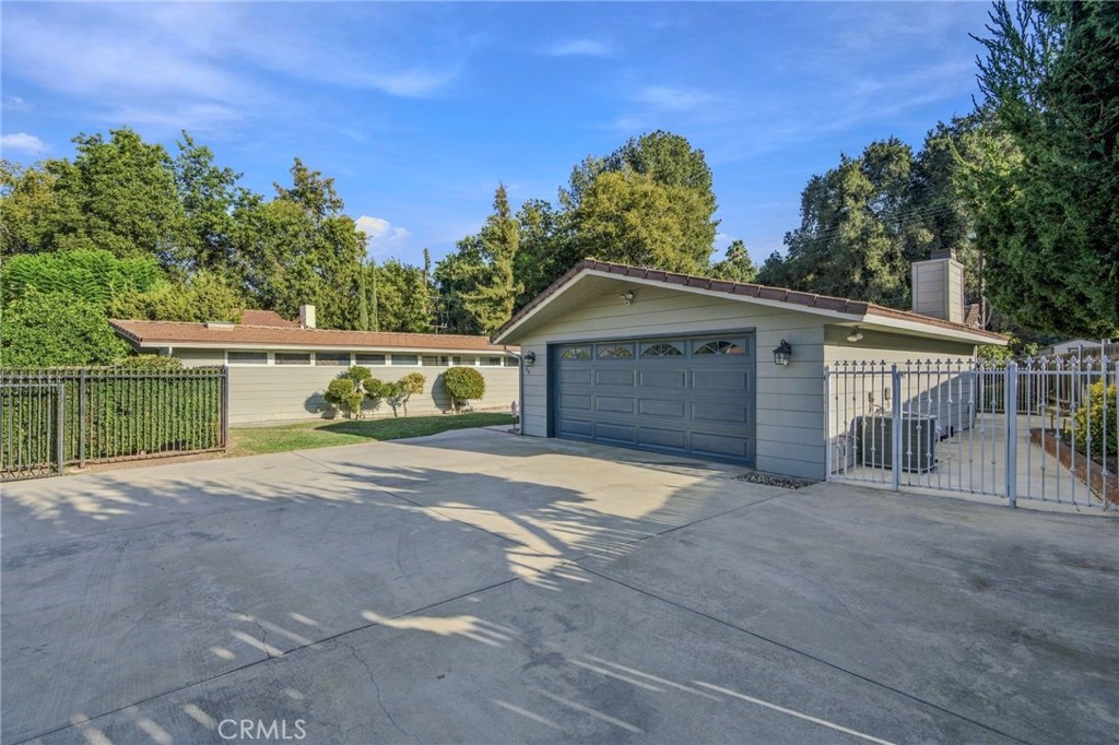 66 N Golden West Avenue Property Photo 3