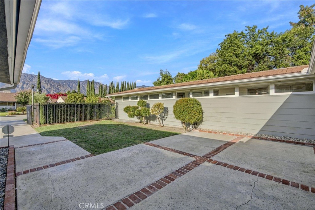 66 N Golden West Avenue Property Photo 4