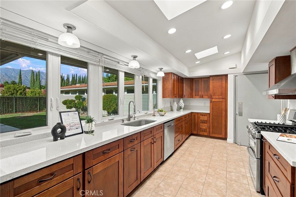 66 N Golden West Avenue Property Photo 8