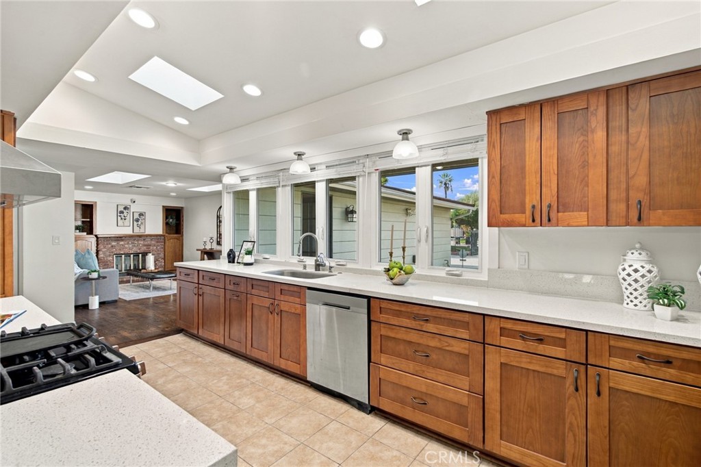 66 N Golden West Avenue Property Photo 10