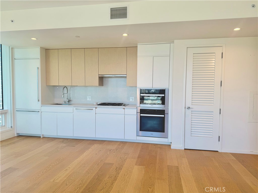877 Francisco 2102 Property Photo 2