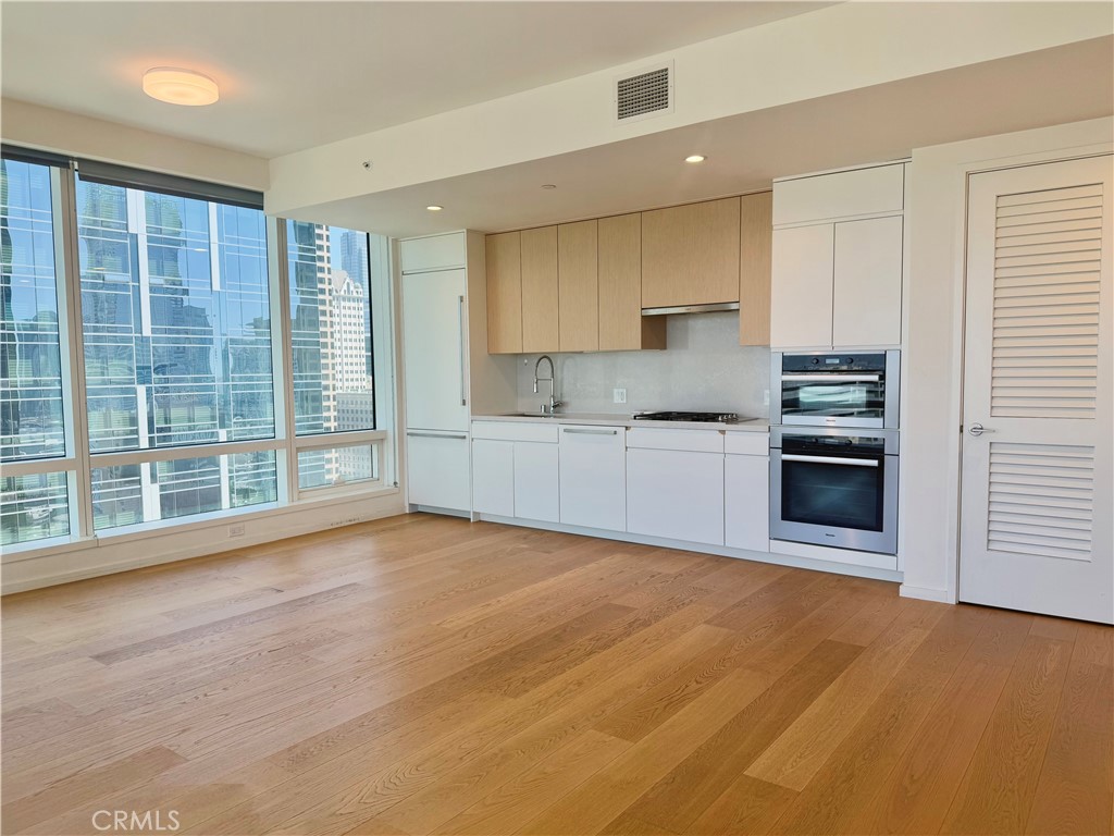 877 Francisco 2102 Property Photo 3