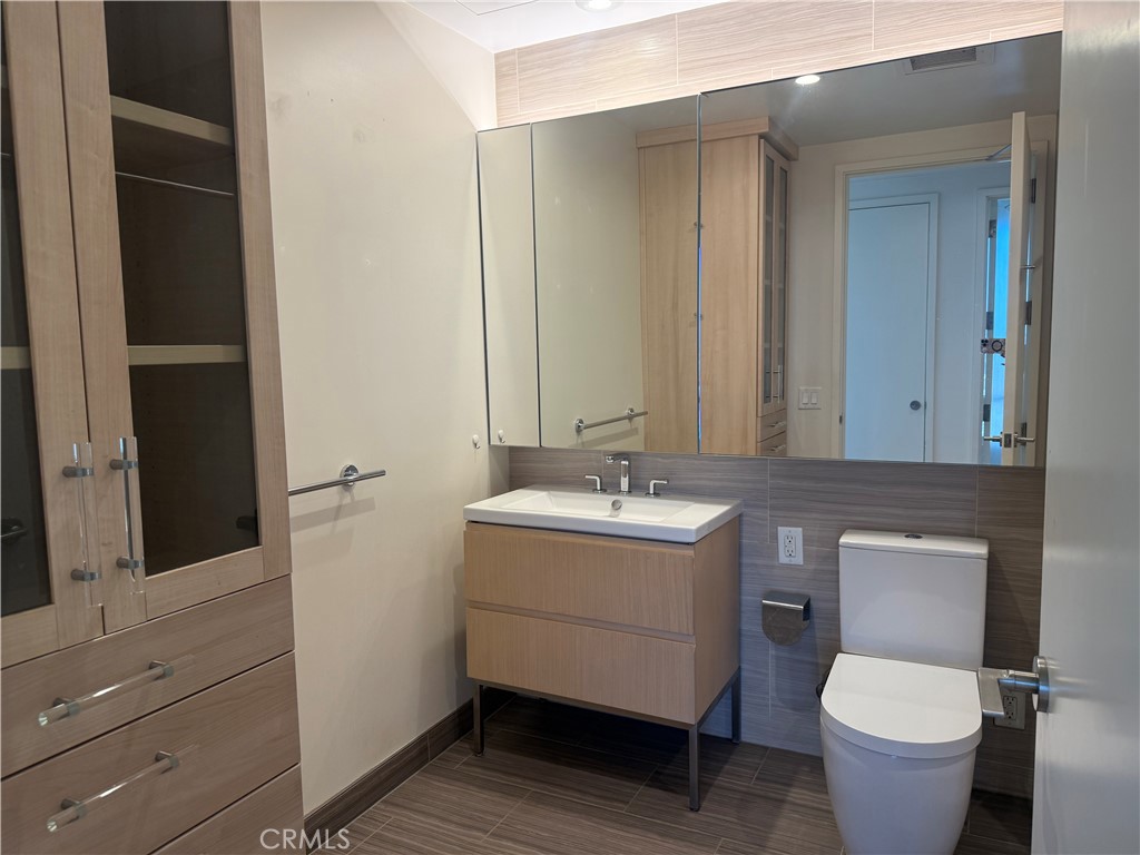 877 Francisco 2102 Property Photo 4
