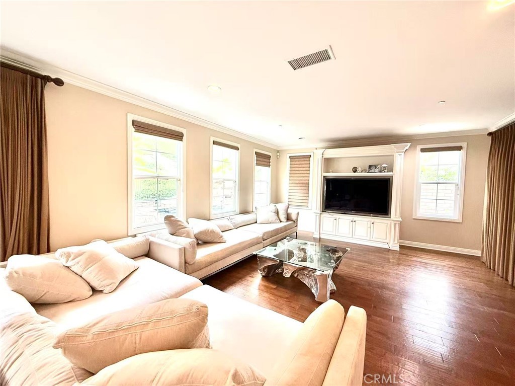 1009 Newhall Terrace Property Photo 2