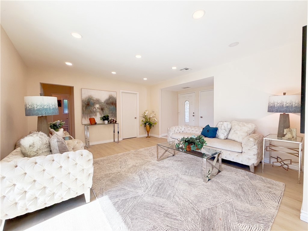 533 Geneva Property Photo 4